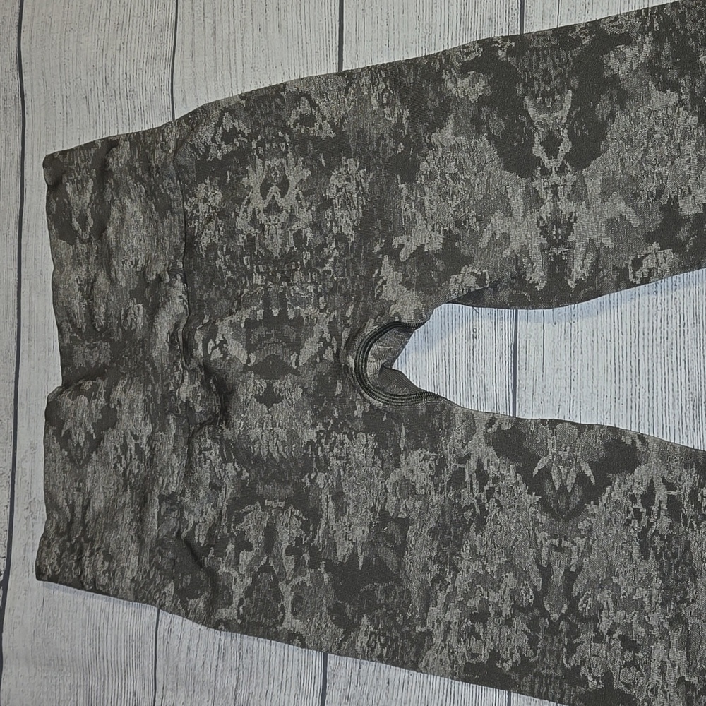 Women's Best Seamless Leggings Camo Size M NWOT - Picture 7 of 9